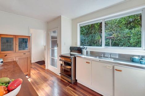 Photo of property in 18 Ngaio Road, Titirangi, Auckland, 0604
