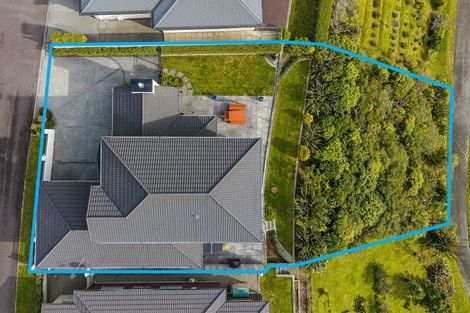 Photo of property in 7 Manapouri Lane, Aotea, Porirua, 5024