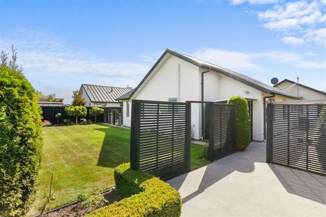 Photo of property in 6 Lakebridge Place, Parklands, Christchurch, 8083
