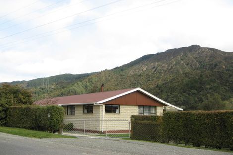 Photo of property in 196 Fairfax Street, Murchison, 7007