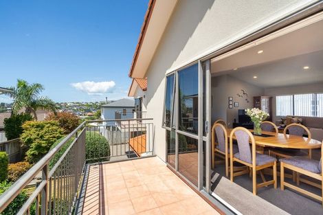 Photo of property in 2/23 Kiteroa Terrace, Rothesay Bay, Auckland, 0630
