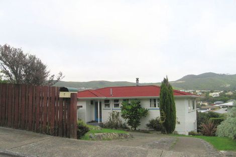Photo of property in 6 Taylor Terrace, Tawa, Wellington, 5028