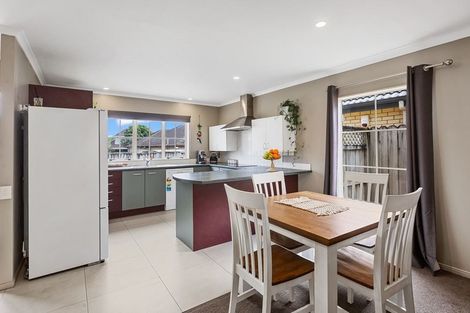 Photo of property in 10 Peachstone Lane, Henderson, Auckland, 0612