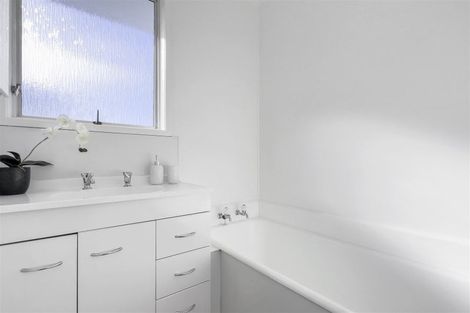 Photo of property in 1/8 Tallington Crescent, Torbay, Auckland, 0630