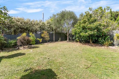 Photo of property in 2/4202a Great North Road, Glendene, Auckland, 0602