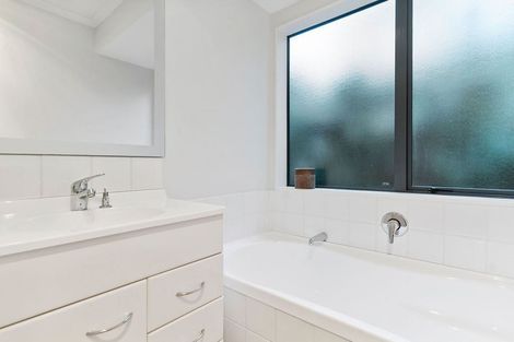 Photo of property in 25 Black Teal Close, Unsworth Heights, Auckland, 0632