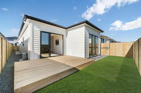 Photo of property in 18 Woven Place, Karaka, Papakura, 2113