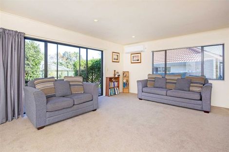 Photo of property in 14 Gillett Place, Botany Downs, Auckland, 2014