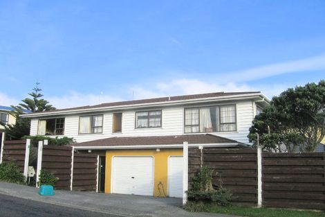 Photo of property in 18 Sunhaven Drive, Newlands, Wellington, 6037