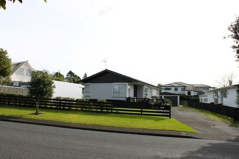 Photo of property in 4 Pipitea Place, Massey, Auckland, 0614