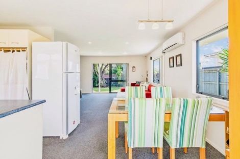 Photo of property in 2 Braeburn Place, Takanini, 2112