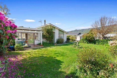 Photo of property in 1 Miro Street, Waikanae, 5036