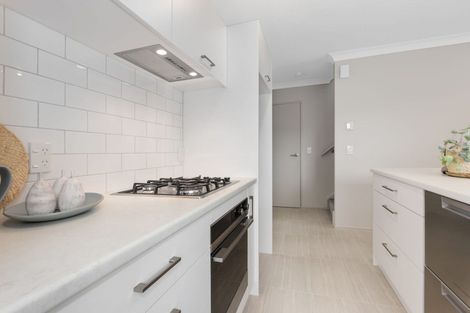 Photo of property in 2 Brindle Way, Newlands, Wellington, 6037