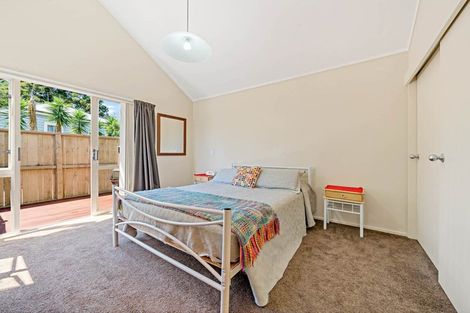 Photo of property in 5 Woodbank Drive, Glen Eden, Auckland, 0602