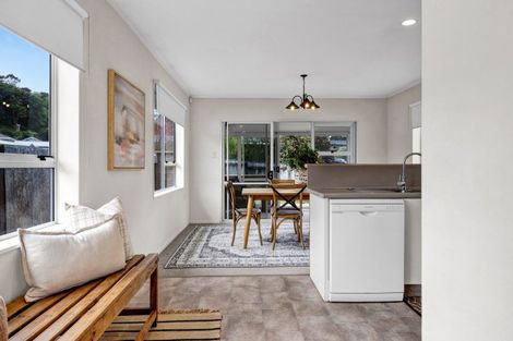 Photo of property in 117 Awanui Street, Merrilands, New Plymouth, 4312