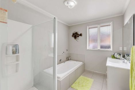 Photo of property in 15 Breaker Grove, Waiuku, 2123