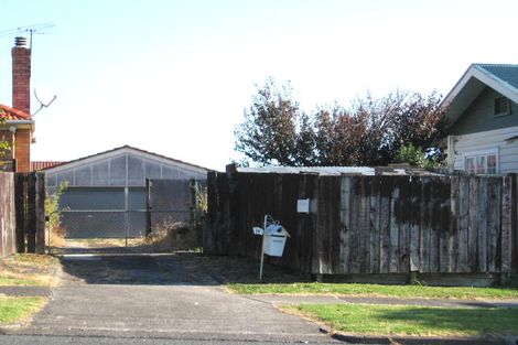 Photo of property in 15 Islington Avenue, New Lynn, Auckland, 0600