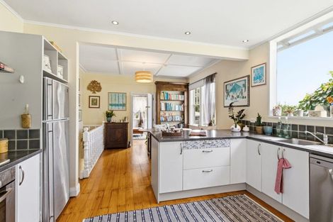 Photo of property in 13 Hungerford Road, Lyall Bay, Wellington, 6022