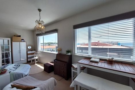 Photo of property in Devonport Apartments, 35/127 Saint Aubyn Street, New Plymouth, 4310