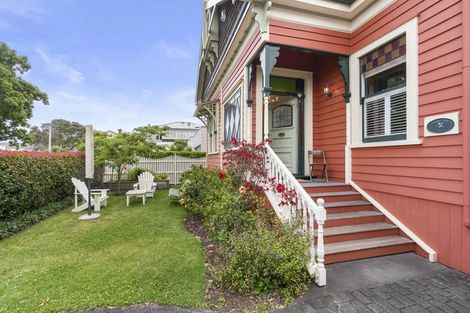 Photo of property in 1 Oxford Terrace, Devonport, Auckland, 0624