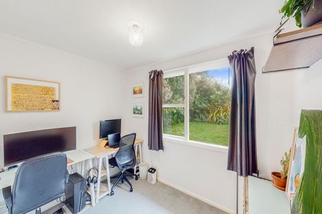 Photo of property in 6 Westleigh Way, Newlands, Wellington, 6037