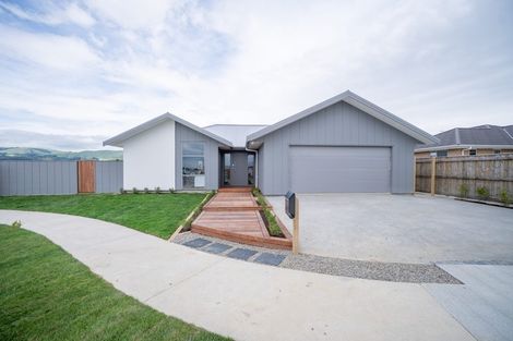 Photo of property in 16 Atlantic Drive, Fitzherbert, Palmerston North, 4410