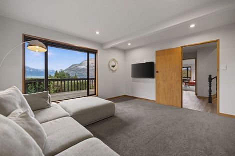 Photo of property in 4 Moss Lane, Sunshine Bay, Queenstown, 9300