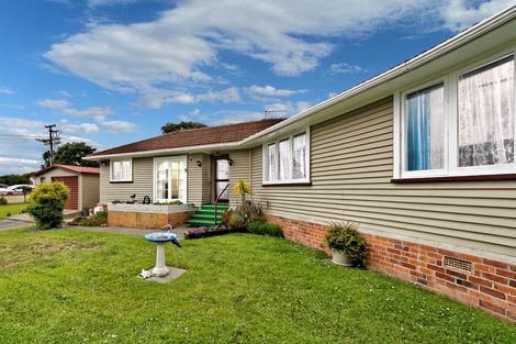 Photo of property in 1/9 Vardon Road, Green Bay, Auckland, 0604