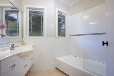 Photo of property in 42 Rangiwai Road, Titirangi, Auckland, 0604