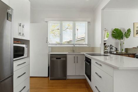 Photo of property in 92 Astley Avenue, New Lynn, Auckland, 0600