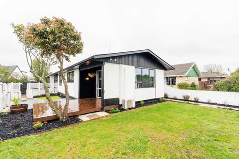 Photo of property in 8a Queenspark Drive, Parklands, Christchurch, 8083