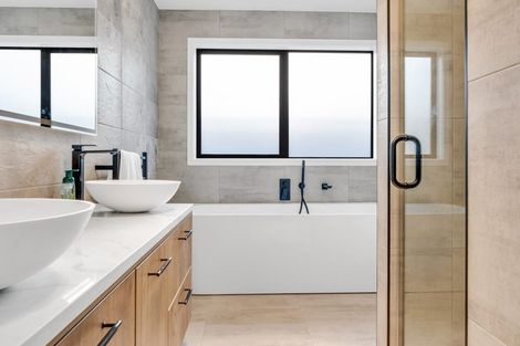 Photo of property in 52 Michael Bosher Way, Flat Bush, Auckland, 2019