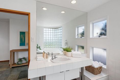 Photo of property in 30 Oxford Terrace, Coromandel, 3506