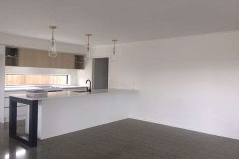 Photo of property in 42 Vinistra Road, Kumeu, 0810