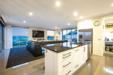 Photo of property in 7 Manapouri Lane, Aotea, Porirua, 5024
