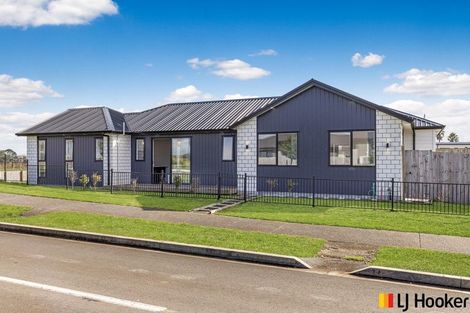 Photo of property in 2 Poutawa Lane, Clarks Beach, 2122