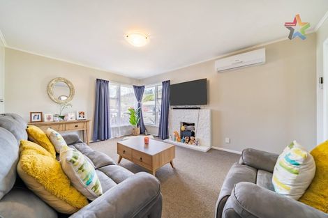 Photo of property in 5 Willow Grove, Wainuiomata, Lower Hutt, 5014