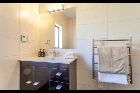 Photo of property in 174a Forrest Hill Road, Forrest Hill, Auckland, 0620