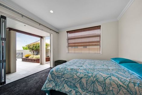 Photo of property in 15 Mangorei Road, Strandon, New Plymouth, 4312
