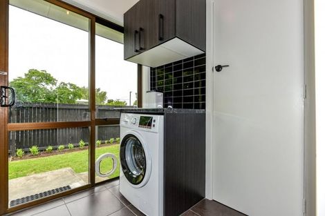 Photo of property in 1 Brookby Crescent, Avonhead, Christchurch, 8042