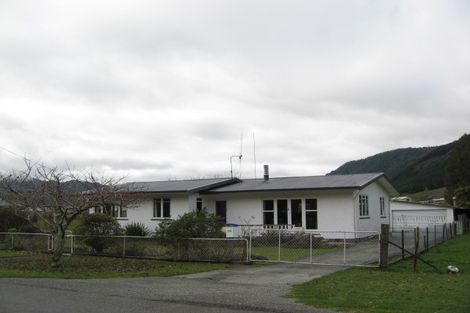 Photo of property in 175 Fairfax Street, Murchison, 7007