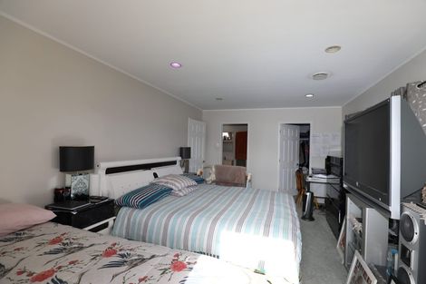 Photo of property in 12 De Havilland Drive, Goodwood Heights, Auckland, 2105