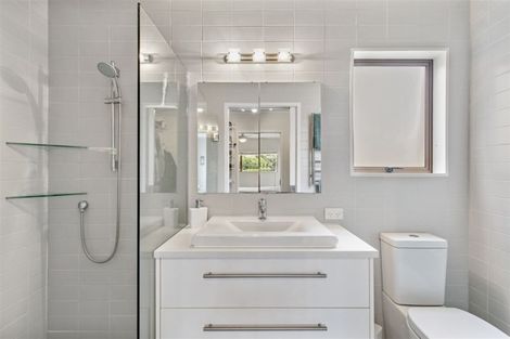 Photo of property in 13 James Evans Drive, Northcote, Auckland, 0627