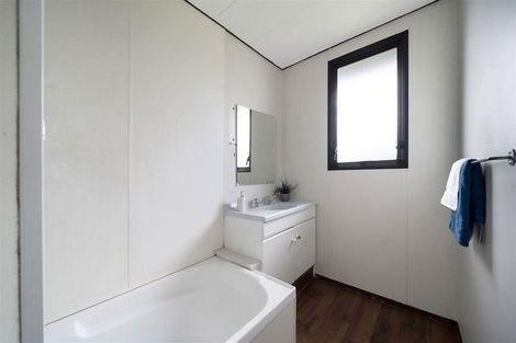 Photo of property in 2/76 Parrs Cross Road, Henderson, Auckland, 0612