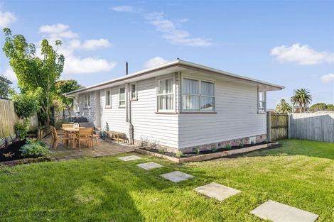 Photo of property in 7 Beach Road, Te Atatu Peninsula, Auckland, 0610