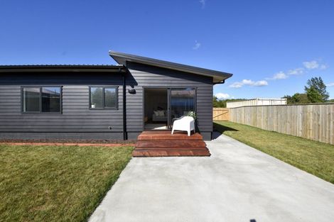 Photo of property in 4 Macrocarpa Lane, Carterton, 5713