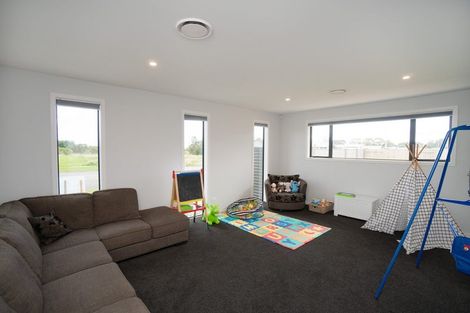 Photo of property in 76 Johnstone Drive, Fitzherbert, Palmerston North, 4410