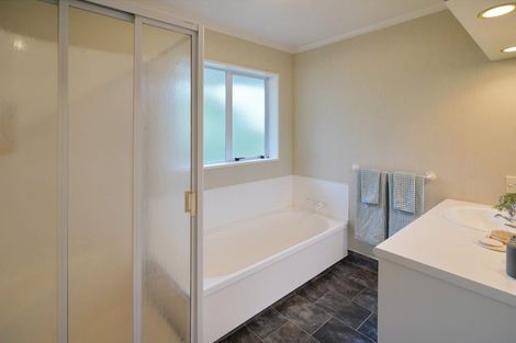 Photo of property in 33 Peer Street, Upper Riccarton, Christchurch, 8041