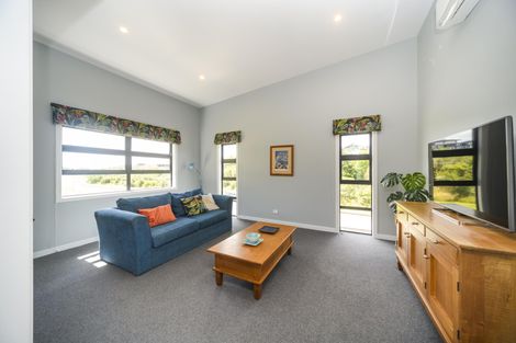 Photo of property in 107 Cashmere Drive, Fitzherbert, Palmerston North, 4410