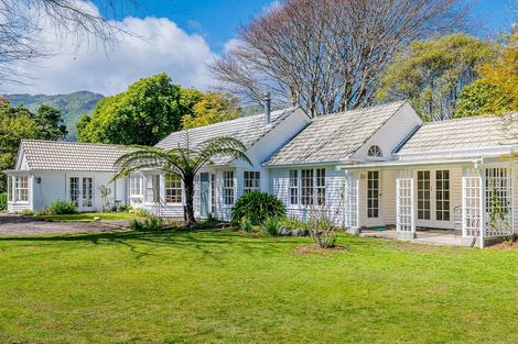 Photo of property in 11 Karaka Grove, Waikanae, 5036